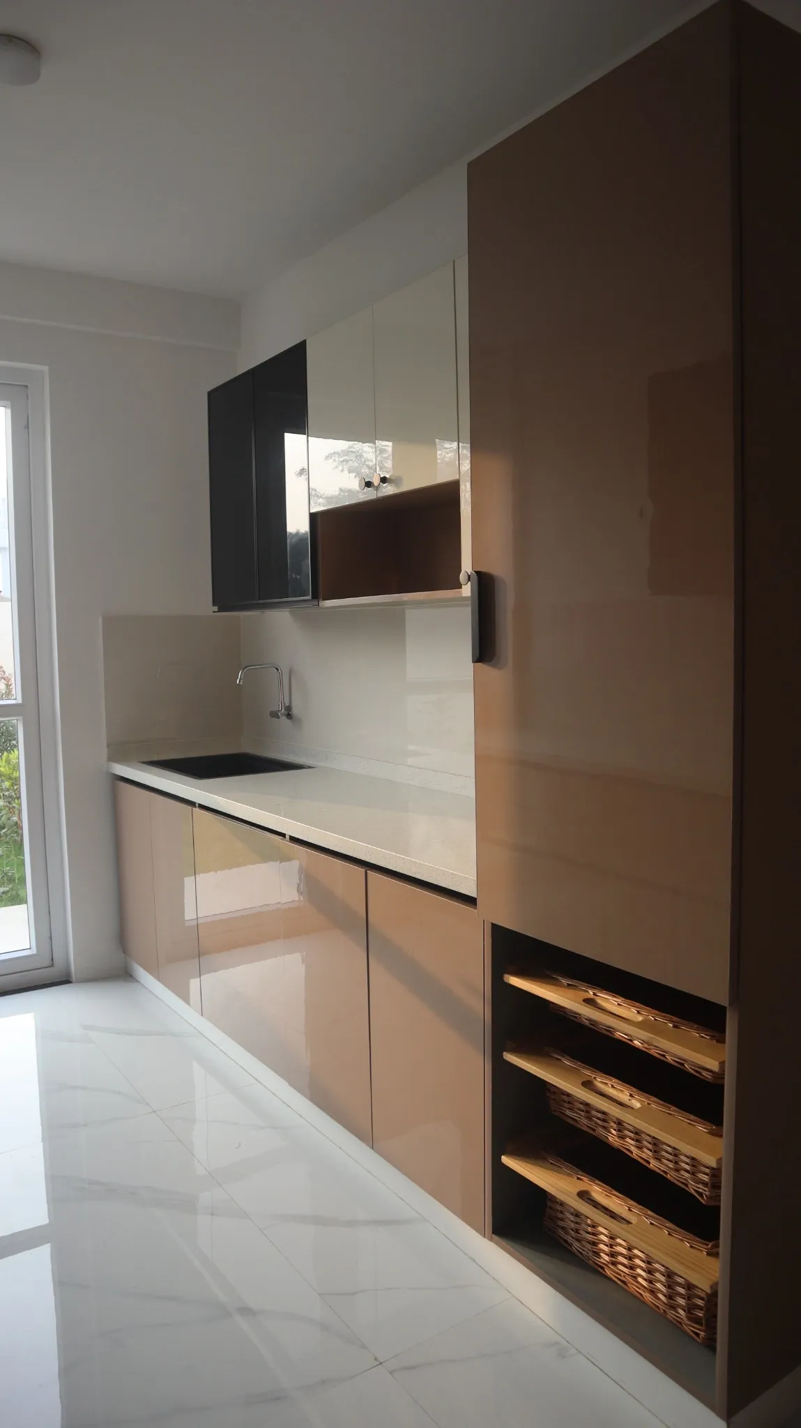 Single-wall modular kitchen with tall unit and pull-out wicker baskets