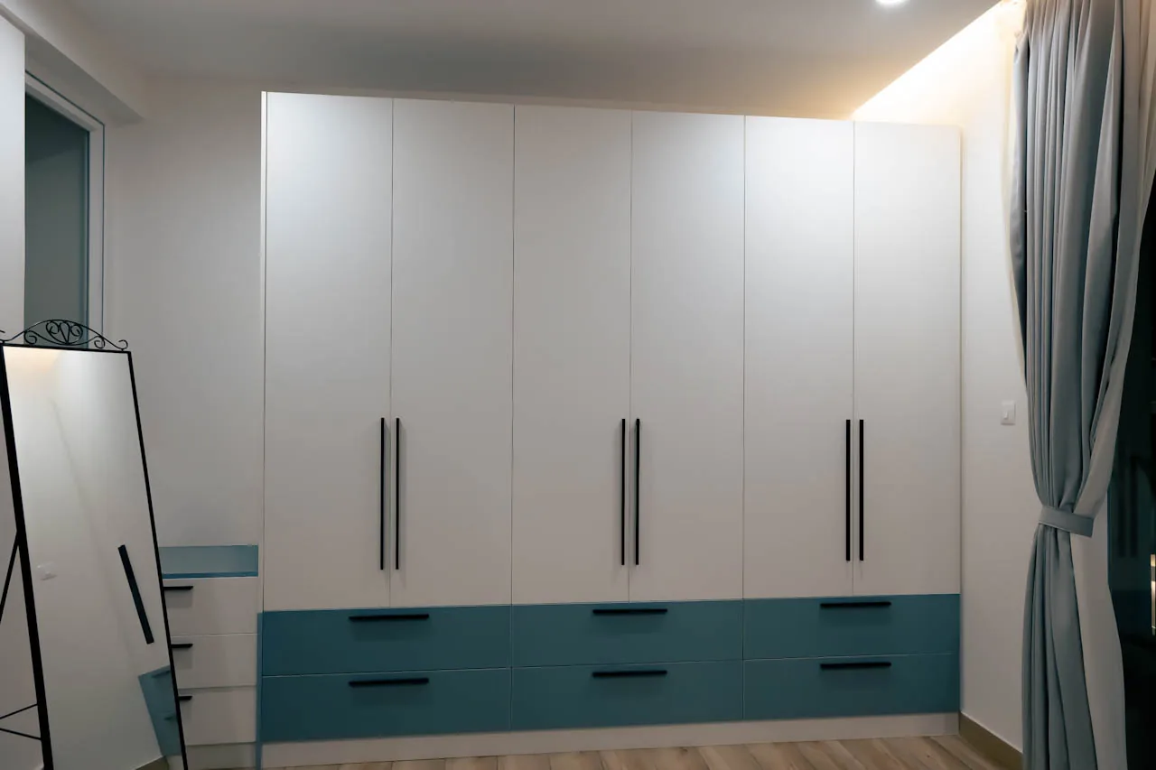 Bedroom hinged wardrobe in white with teal drawers, villa at SVS Silver Oaks, Heelalige